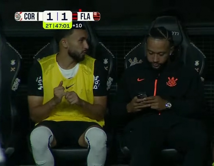 世界杯手机高清观看-玩手机最高禁6场！巴媒：德佩替补席玩手机若是定罪，预计停1-6场